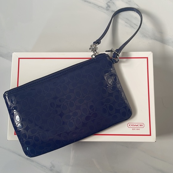 Embossed COACH Purple Liquid Gloss Patent Leather Bow Heart Wristlet - Picture 2 of 4